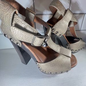 Rare 5” bronze Ugg stacked heel with gorgeous rivets!